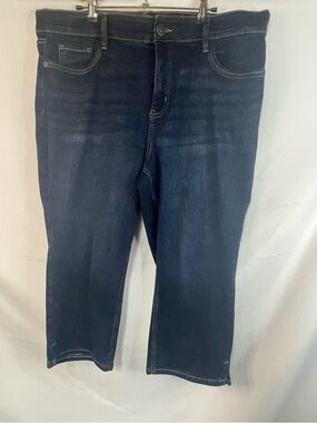 Liz Claiborne Darla’s cropped denim jeans. Very pretty in excellent condition.